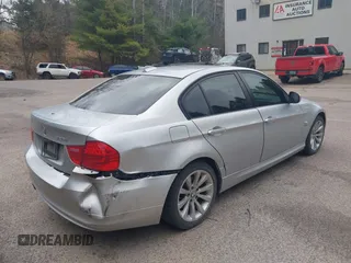 2011 BMW 3 Series 328i xDrive z VIN WBAPK5G53BNN28397, wystawiony jako IAAI lot #42095389 z przebiegiem 112 275 mil mil oraz . Historia ofert i sprzedaży dostępna na DreamBid. Obrazek 4.