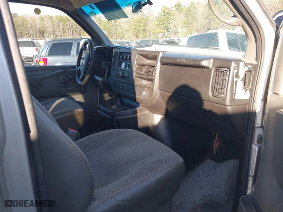 2013 Chevrolet Express Passenger 1LT with VIN 1GAZG1FA6D1103764, listed as a IAAI auction lot 41173886 with 470,000 mi miles. Bid and sale history available at carsss.com. Image 5.