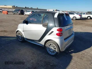 2013 Smart fortwo Pure z VIN WMEEJ3BA7DK614923, wystawiony jako IAAI lot #41677011 z przebiegiem 63 866 mil mil oraz . Historia ofert i sprzedaży dostępna na DreamBid. Obrazek 3.