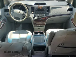 2012 Toyota Sienna XLE AAS z VIN 5TDYK3DC9CS243892, wystawiony jako Copart lot #61198555 z przebiegiem 129 061 mil mil oraz Nie do naprawy • Non repairable. Historia ofert i sprzedaży dostępna na DreamBid. Obrazek 8.
