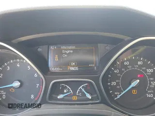 2018 Ford Focus SE z VIN 1FADP3FEXJL210905, wystawiony jako IAAI lot #42264105 z przebiegiem 136 499 mil mil oraz . Historia ofert i sprzedaży dostępna na DreamBid. Obrazek 7.
