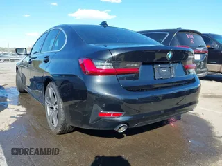 2022 BMW 3 Series 330i z VIN 3MW5R1J0XN8C30297, wystawiony jako IAAI lot #41881552 z przebiegiem 42 005 mil mil oraz . Historia ofert i sprzedaży dostępna na DreamBid. Obrazek 3.