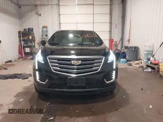 2019 Cadillac XT5 Premium Luxury AWD z VIN 1GYKNFRSXKZ189590, wystawiony jako IAAI lot #41316561 z przebiegiem 98 755 mil mil oraz . Historia ofert i sprzedaży dostępna na DreamBid. Obrazek 13.