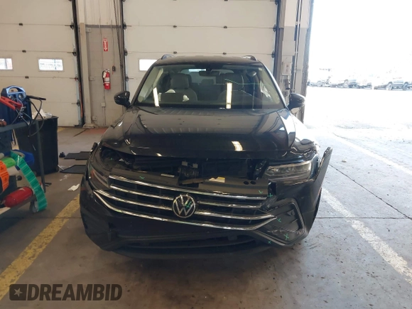 2023 Volkswagen Tiguan S z VIN 3VVRB7AX6PM069001, wystawiony jako IAAI lot #41193316 z przebiegiem 21 586 mil mil oraz . Historia ofert i sprzedaży dostępna na DreamBid. Obrazek 11.
