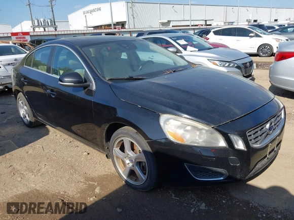 2013 Volvo S60 T5 Premier z VIN YV1612FS8D2191148, wystawiony jako IAAI lot #41866362 z przebiegiem 200 847 mil mil oraz . Historia ofert i sprzedaży dostępna na DreamBid. Obrazek 1.