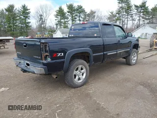 2005 Chevrolet Silverado 1500 Z71 z VIN 1GCEK19Z75Z191040, wystawiony jako IAAI lot #41705016 z przebiegiem 180 517 mil mil oraz . Historia ofert i sprzedaży dostępna na DreamBid. Obrazek 4.