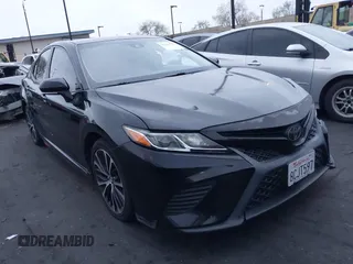 2018 Toyota Camry LE z VIN 4T1B11HK4JU585155, wystawiony jako IAAI lot #42029721 z przebiegiem 87 119 mil mil oraz . Historia ofert i sprzedaży dostępna na DreamBid. Obrazek 1.