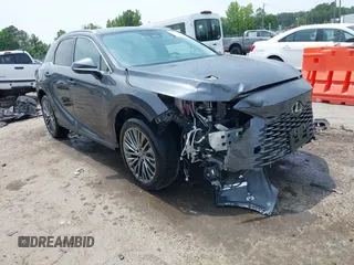2024 Lexus RX 450h+ Luxury z VIN JTJCJMGA3R2017955, wystawiony jako IAAI lot #42395578 z przebiegiem 6 297 mil mil oraz . Historia ofert i sprzedaży dostępna na DreamBid. Obrazek 1.