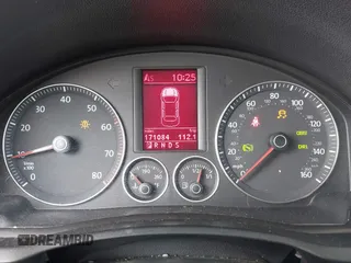 2005 Volkswagen Jetta z VIN 3VWDG71K15M636420, wystawiony jako IAAI lot #42243372 z przebiegiem 171 084 mil mil oraz . Historia ofert i sprzedaży dostępna na DreamBid. Obrazek 7.