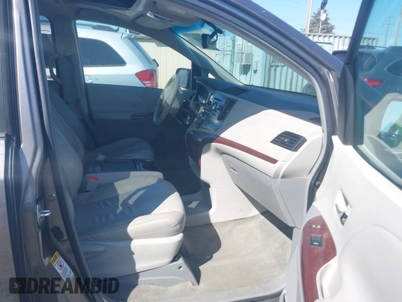 2011 Toyota Sienna XLE AAS z VIN 5TDYK3DC9BS133603, wystawiony jako IAAI lot #42218111 z przebiegiem 227 329 mil mil oraz . Historia ofert i sprzedaży dostępna na DreamBid. Obrazek 5.