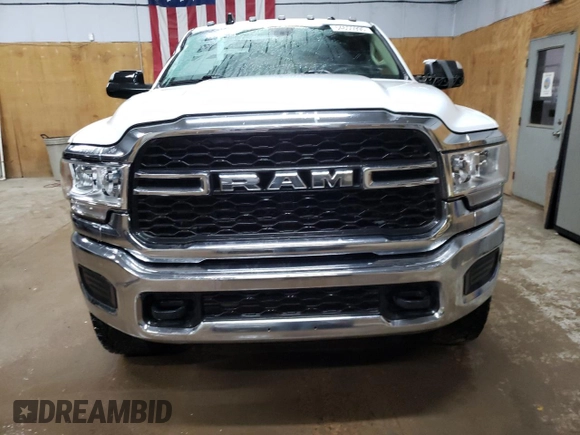 2019 Ram 2500 Tradesman z VIN 3C6UR5CJ2KG593276, wystawiony jako Copart lot #54655995 z przebiegiem 124 069 mil mil oraz Czysty tytuł • Clean title. Historia ofert i sprzedaży dostępna na DreamBid. Obrazek 5.