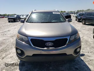 2013 Kia Sorento LX z VIN 5XYKT3A6XDG408459, wystawiony jako Copart lot #52556785 z przebiegiem 195 680 mil mil oraz Szkoda całkowita • Salvage title. Historia ofert i sprzedaży dostępna na DreamBid. Obrazek 5.