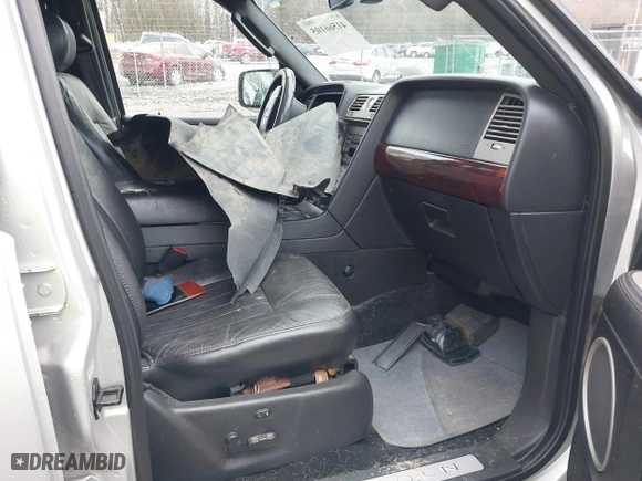 2006 Lincoln Navigator Luxury with VIN 5LMFU27586LJ09074, listed as a IAAI auction lot 41566105 with 266,395 mi miles. Bid and sale history available at carsss.com. Image 5.