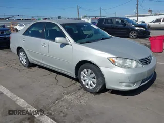 2005 Toyota Camry STD z VIN 4T1BE32K15U562527, wystawiony jako IAAI lot #41655740 z przebiegiem 109 466 mil mil oraz . Historia ofert i sprzedaży dostępna na DreamBid. Obrazek 1.