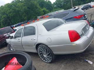 2006 Lincoln Town Car Signature z VIN 1LNHM81V56Y622373, wystawiony jako IAAI lot #42205125 z przebiegiem Nie podano mil oraz . Historia ofert i sprzedaży dostępna na DreamBid. Obrazek 14.