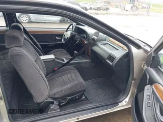 1990 Mercury Cougar z VIN 1MEPM6046LH630327, wystawiony jako IAAI lot #42112236 z przebiegiem 61 933 mil mil oraz . Historia ofert i sprzedaży dostępna na DreamBid. Obrazek 5.