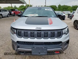 2024 Jeep Compass Trailhawk z VIN 3C4NJDDN7RT149862, wystawiony jako Copart lot #62734775 z przebiegiem 27 346 mil mil oraz Czysty tytuł • Clean title. Historia ofert i sprzedaży dostępna na DreamBid. Obrazek 5.