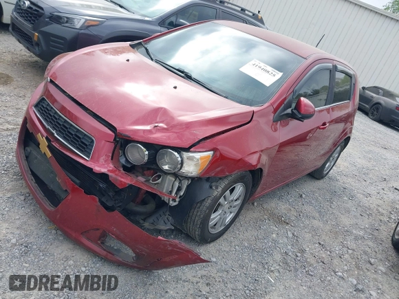 2012 Chevrolet Sonic LT z VIN 1G1JD6SBXC4179292, wystawiony jako IAAI lot #41940825 z przebiegiem 185 150 mil mil oraz . Historia ofert i sprzedaży dostępna na DreamBid. Obrazek 17.