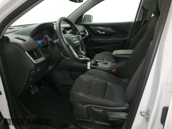 2024 GMC Terrain SLE z VIN 3GKALMEG3RL295589, wystawiony jako Copart lot #56999915 z przebiegiem 34 722 mil mil oraz Czysty tytuł • Clean title. Historia ofert i sprzedaży dostępna na DreamBid. Obrazek 7.