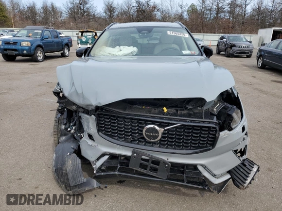 2024 Volvo XC60 Plus Dark Theme z VIN YV4L12RL3R1710498, wystawiony jako Copart lot #51565325 z przebiegiem 18 939 mil mil oraz Szkoda całkowita • Salvage title. Historia ofert i sprzedaży dostępna na DreamBid. Obrazek 5.