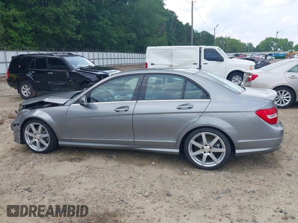 2014 Mercedes-Benz C 250 Sport z VIN WDDGF4HB6EA942040, wystawiony jako IAAI lot #42290082 z przebiegiem 91 327 mil mil oraz . Historia ofert i sprzedaży dostępna na DreamBid. Obrazek 14.