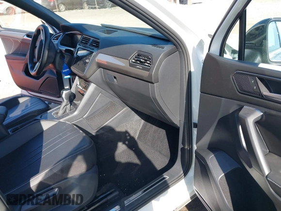 2022 Volkswagen Tiguan SE R-Line Black z VIN 3VVCB7AX8NM131565, wystawiony jako IAAI lot #40769279 z przebiegiem 26 000 mil mil oraz . Historia ofert i sprzedaży dostępna na DreamBid. Obrazek 5.