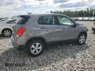 2020 Chevrolet Trax LS z VIN 3GNCJKSB9LL158405, wystawiony jako Copart lot #52347935 z przebiegiem 90 344 mil mil oraz Szkody całkowita. Historia ofert i sprzedaży dostępna na DreamBid. Obrazek 3.