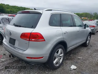 2011 Volkswagen Touareg Sport z VIN WVGFF9BP0BD000384, wystawiony jako IAAI lot #42316945 z przebiegiem 157 200 mil mil oraz . Historia ofert i sprzedaży dostępna na DreamBid. Obrazek 4.