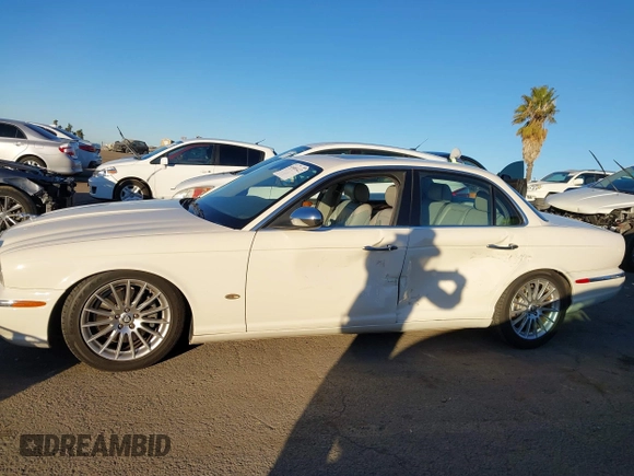 2007 Jaguar XJ with VIN SAJWA71B17SH12746, listed as a IAAI auction lot 41401422 with 99,735 mi miles. Bid and sale history available at carsss.com. Image 14.