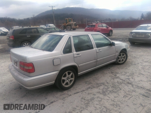 1999 Volvo S70 z VIN YV1LS55A3X1598346, wystawiony jako IAAI lot #35803246 z przebiegiem 215 097 mil mil oraz . Historia ofert i sprzedaży dostępna na DreamBid. Obrazek 4.