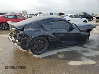 2023 Toyota Supra 3.0 z VIN WZ1DB0G01PW056961, wystawiony jako Copart lot #57842115 z przebiegiem Nie podano mil oraz Szkody całkowita. Historia ofert i sprzedaży dostępna na DreamBid. Obrazek 3.