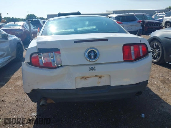 2012 Ford Mustang Premium z VIN 1ZVBP8AM5C5206875, wystawiony jako IAAI lot #42400805 z przebiegiem 178 011 mil mil oraz . Historia ofert i sprzedaży dostępna na DreamBid. Obrazek 16.