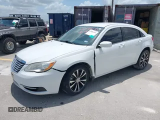 2014 Chrysler 200 LX z VIN 1C3CCBAB3EN207688, wystawiony jako IAAI lot #42086295 z przebiegiem 137 547 mil mil oraz . Historia ofert i sprzedaży dostępna na DreamBid. Obrazek 2.