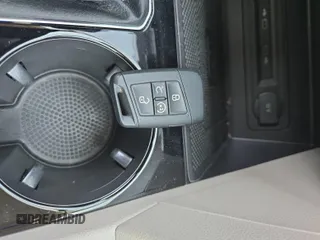 2023 Volkswagen Atlas SE z VIN 1V2HR2CA4PC526289, wystawiony jako IAAI lot #42734426 z przebiegiem 46 454 mil mil oraz . Historia ofert i sprzedaży dostępna na DreamBid. Obrazek 27.