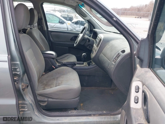 2007 Ford Escape XLT with VIN 1FMYU03107KA50631, listed as a IAAI auction lot 41374784 with 174,870 mi miles. Bid and sale history available at carsss.com. Image 5.