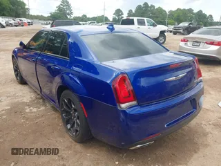 2019 Chrysler 300 S z VIN 2C3CCABG2KH697632, wystawiony jako IAAI lot #42205333 z przebiegiem 82 250 mil mil oraz . Historia ofert i sprzedaży dostępna na DreamBid. Obrazek 3.