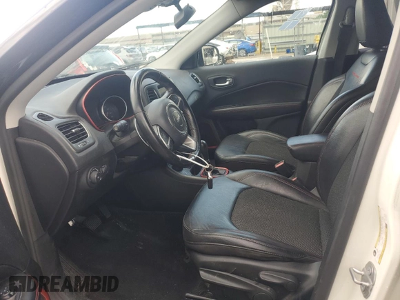 2019 Jeep Compass Trailhawk z VIN 3C4NJDDB5KT799401, wystawiony jako Copart lot #54770485 z przebiegiem 87 640 mil mil oraz Nie do naprawy • Non repairable. Historia ofert i sprzedaży dostępna na DreamBid. Obrazek 7.