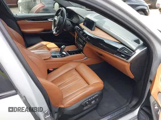2016 BMW X6 xDrive50i z VIN 5UXKU6C57G0R33572, wystawiony jako IAAI lot #42103956 z przebiegiem 65 520 mil mil oraz . Historia ofert i sprzedaży dostępna na DreamBid. Obrazek 5.