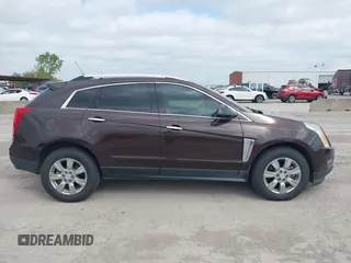 2015 Cadillac SRX Luxury Collection z VIN 3GYFNBE35FS597538, wystawiony jako IAAI lot #42056002 z przebiegiem 49 483 mil mil oraz . Historia ofert i sprzedaży dostępna na DreamBid. Obrazek 13.