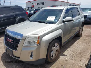 2015 GMC Terrain SLT z VIN 2GKFLXEK1F6240828, wystawiony jako IAAI lot #42164143 z przebiegiem 129 652 mil mil oraz . Historia ofert i sprzedaży dostępna na DreamBid. Obrazek 2.