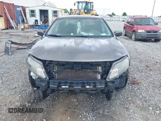 2010 Ford Fusion SE z VIN 3FAHP0HA0AR390424, wystawiony jako IAAI lot #42412805 z przebiegiem 276 002 mil mil oraz . Historia ofert i sprzedaży dostępna na DreamBid. Obrazek 6.