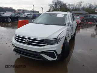2024 Volkswagen Tiguan S z VIN 3VVFB7AX2RM092023, wystawiony jako IAAI lot #41894241 z przebiegiem 10 395 mil mil oraz . Historia ofert i sprzedaży dostępna na DreamBid. Obrazek 2.