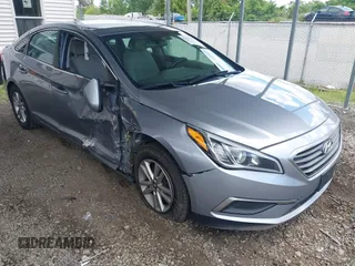 2017 Hyundai Sonata 2.4L z VIN 5NPE24AF7HH572904, wystawiony jako IAAI lot #42193616 z przebiegiem 122 229 mil mil oraz . Historia ofert i sprzedaży dostępna na DreamBid. Obrazek 1.