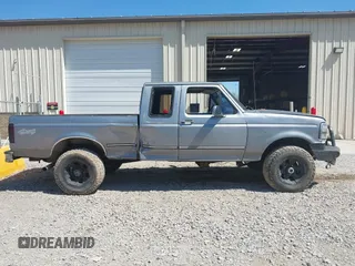 1996 Ford F-250 with VIN 1FTHX26F0TEB68671, listed as a IAAI auction lot 41903909 with 330,621 mi miles. Bid and sale history available at carsss.com. Image 13.