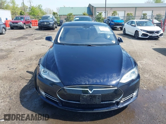 2013 Tesla Model S z VIN 5YJSA1CN5DFP20579, wystawiony jako IAAI lot #41983339 z przebiegiem 80 118 mil mil oraz . Historia ofert i sprzedaży dostępna na DreamBid. Obrazek 13.
