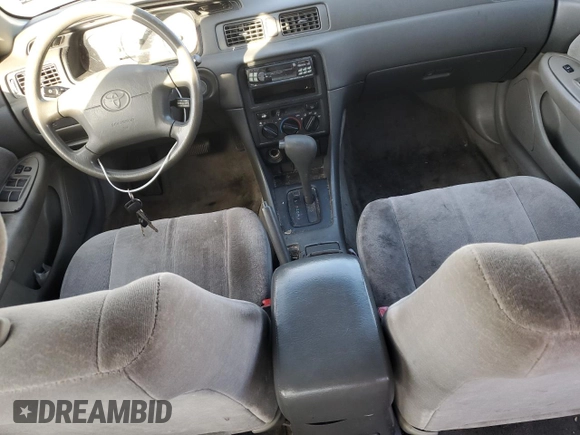 1998 Toyota Camry LE z VIN JT2BF28K2W0115564, wystawiony jako Copart lot #46628495 z przebiegiem 133 215 mil mil oraz Czysty tytuł • Clean title. Historia ofert i sprzedaży dostępna na DreamBid. Obrazek 8.