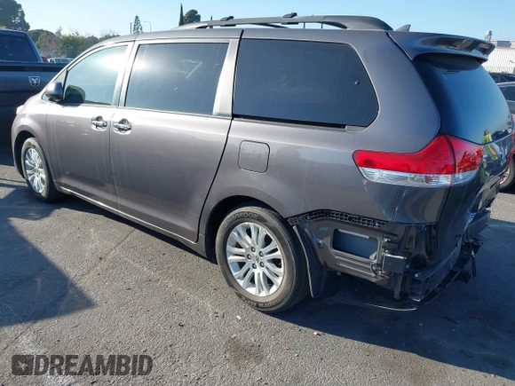 2013 Toyota Sienna XLE AAS z VIN 5TDYK3DC5DS285770, wystawiony jako IAAI lot #41669367 z przebiegiem 99 544 mil mil oraz . Historia ofert i sprzedaży dostępna na DreamBid. Obrazek 3.