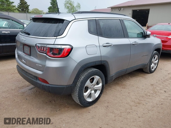 2017 Jeep Compass Latitude z VIN 3C4NJDBB8HT693164, wystawiony jako IAAI lot #42256210 z przebiegiem 52 130 mil mil oraz . Historia ofert i sprzedaży dostępna na DreamBid. Obrazek 4.