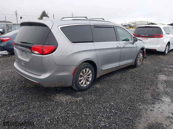 2019 Chrysler Pacifica Touring L with VIN 2C4RC1BGXKR561510, listed as a IAAI auction lot 41516173 with 135,115 mi miles. Bid and sale history available at carsss.com. Image 4.