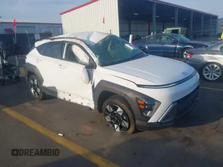 2024 Hyundai Kona SEL z VIN KM8HB3AB1RU050275, wystawiony jako IAAI lot #41888895 z przebiegiem 30 309 mil mil oraz . Historia ofert i sprzedaży dostępna na DreamBid. Obrazek 1.